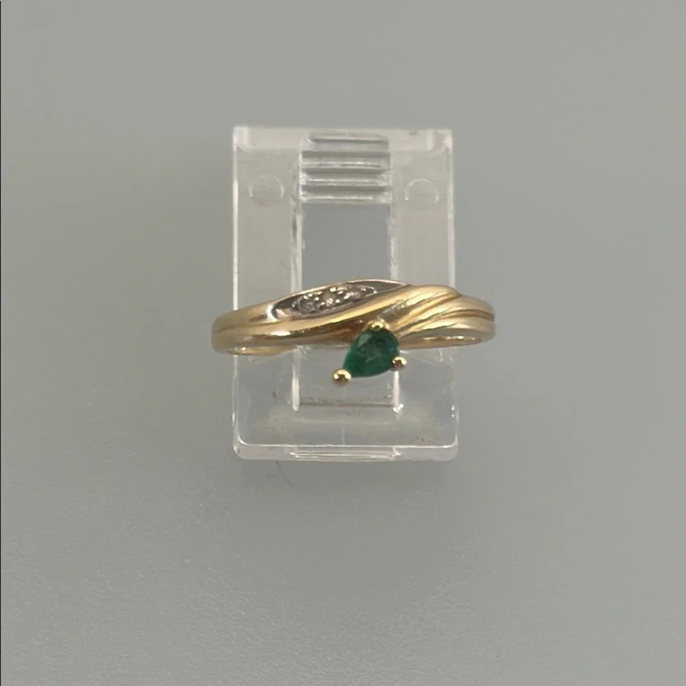 14k real solid gold real  emerald real Diamonds ring